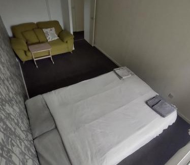 Cleedownton House | Convenient Homestay with Breakfast and Hot Tub Access