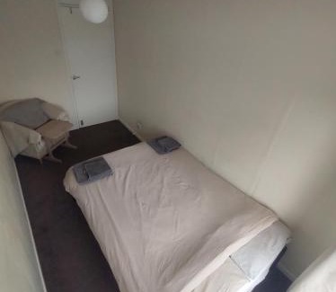 Cleedownton House | Convenient Homestay with Breakfast and Hot Tub Access