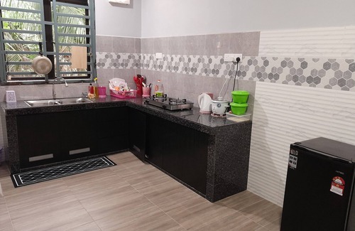 Kuantan House | Family-Friendly Homestay Steps from the Beach for 15 Guests
