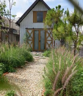 Phuong House | Budget-Friendly Pampas House with Family & Pet Amenities