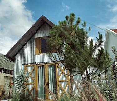 Phuong House | Budget-Friendly Pampas House with Family & Pet Amenities