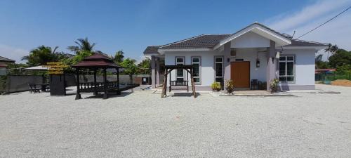 Merlimau Villa | Private Pool Retreat at Homestay Restu Mak Abah, Melaka
