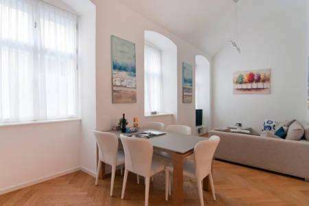 Leopoldstadt Apartment | Discover Homestay Sisi: Pet-Friendly Oceanfront Retreat