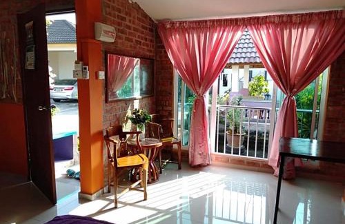 Kampung Gong Kempas House | Inviting Homestay Syams: Family-Friendly with Breakfast & More