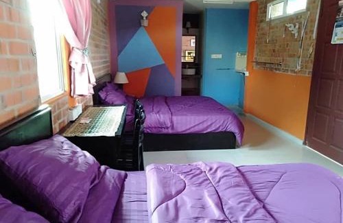 Kampung Gong Kempas House | Inviting Homestay Syams: Family-Friendly with Breakfast & More