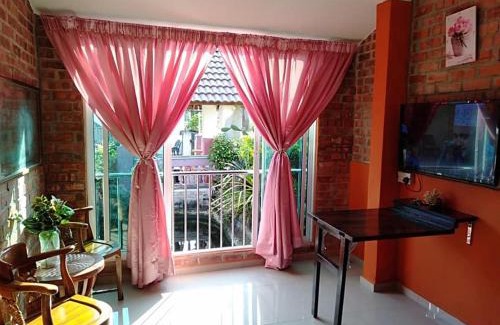 Kampung Gong Kempas House | Inviting Homestay Syams: Family-Friendly with Breakfast & More