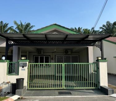 Kampung Banjar House | Homestay Taman Banjar Indah, Teluk Intan