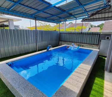 Temerloh House | Welcoming Homestay Temerloh: Pool, Wi-Fi & Netflix Access