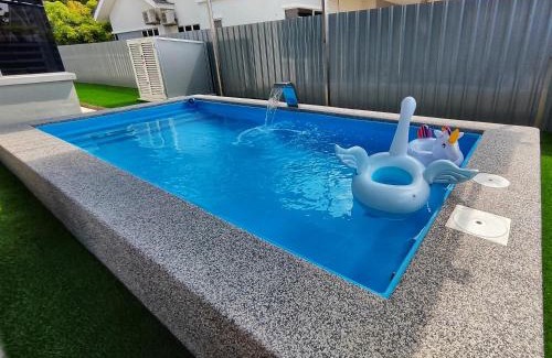 Temerloh House | Welcoming Homestay Temerloh: Pool, Wi-Fi & Netflix Access