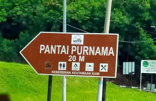 Tanjung Tanah Merah Apartment | Family-Friendly Homestay with Ocean Views at Laguna Condo
