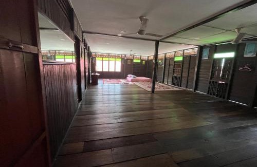 Sungai Durian House | Homestay wak saripan Rumah Kayu