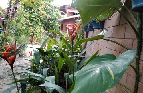 Parit Raja House | Family-Friendly Homestay with Open Concept Living Area