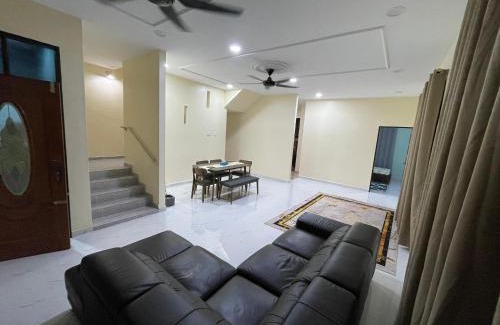 Kampung Bukit Tok Bat House | Family-Friendly Homestay ZR - 4-Star Comfort Awaits