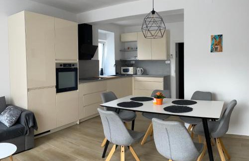 Slap Apartment | Pet Friendly Retreat at Homestead - Domačija - Nabergoj