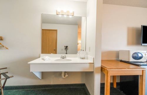 Texhoma Hotel | Budget-Friendly Stay at HomeTown Inn By OYO in Texhoma