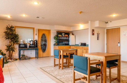 Texhoma Hotel | Budget-Friendly Stay at HomeTown Inn By OYO in Texhoma