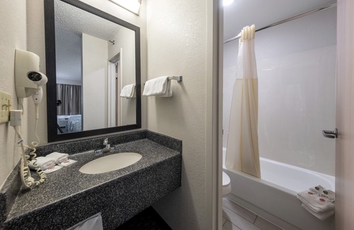 East Syracuse Hotel | Welcoming HomeTown Inn by Red Roof in East Syracuse