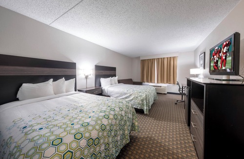 East Syracuse Hotel | Welcoming HomeTown Inn by Red Roof in East Syracuse