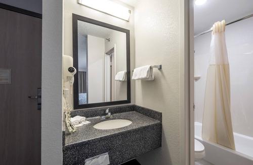 East Syracuse Hotel | Welcoming HomeTown Inn by Red Roof in East Syracuse