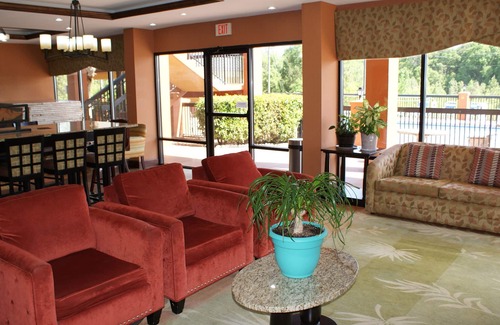 Crestview Hotel | Comfortable Stay at HomeTown Inn & Suites with Pool Access