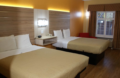Crestview Hotel | Comfortable Stay at HomeTown Inn & Suites with Pool Access