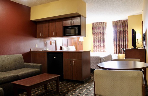 Longview Hotel | Comfortable HomeTown Inn & Suites with Family-Friendly Amenities