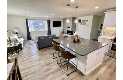 Mountain Home House | Relaxing Getaway in Hometown USA with Hot Tub & Spa