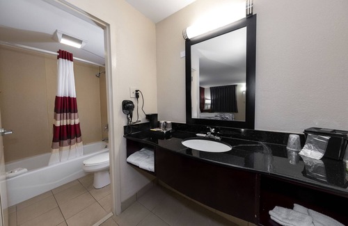 Bordentown Hotel | Convenient HomeTowne Studios: Pool, Dining & Kitchen Access