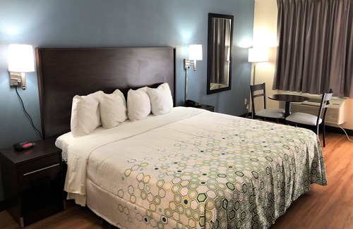 Bordentown Hotel | Convenient HomeTowne Studios: Pool, Dining & Kitchen Access