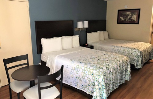 Bordentown Hotel | Convenient HomeTowne Studios: Pool, Dining & Kitchen Access