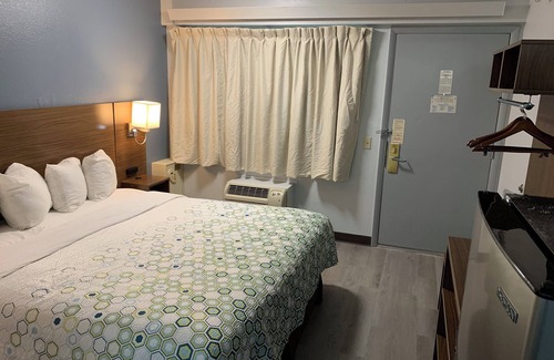 New London Hotel | Budget-Friendly HomeTowne Studios: Family Dining & Kitchen