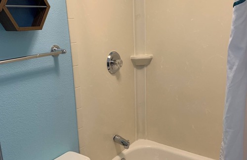 New London Hotel | Budget-Friendly HomeTowne Studios: Family Dining & Kitchen
