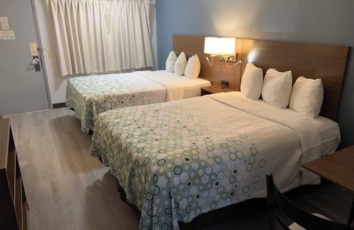 New London Hotel | Budget-Friendly HomeTowne Studios: Family Dining & Kitchen