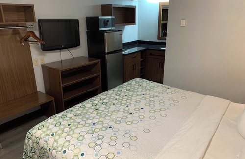 New London Hotel | Budget-Friendly HomeTowne Studios: Family Dining & Kitchen