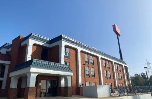 Prattville Hotel | Comfortable HomeTowne Studios with Pet-Friendly Amenities