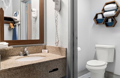 Auburn Hills Hotel | Budget-Friendly HomeTowne Studios with Pool & Breakfast