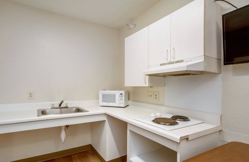 Maple Shade Hotel | Budget-Friendly HomeTowne Studios with Kitchen & Breakfast