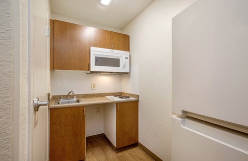 Maple Shade Hotel | Budget-Friendly HomeTowne Studios with Kitchen & Breakfast