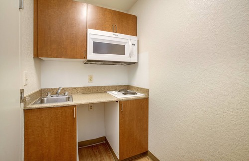 Maple Shade Hotel | Budget-Friendly HomeTowne Studios with Kitchen & Breakfast