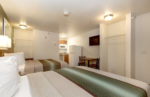 Maple Shade Hotel | Budget-Friendly HomeTowne Studios with Kitchen & Breakfast