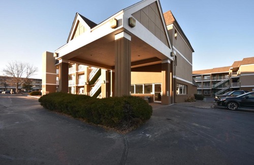 Eiber Hotel | Budget-Friendly HomeTowne Studios in Lakewood West, Denver