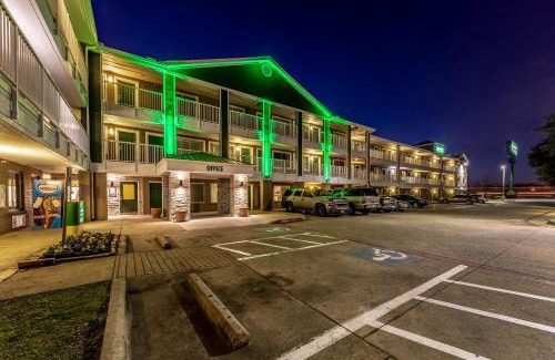 Mesquite Hotel | Budget-Friendly HomeTowne Studios in Mesquite, Dallas