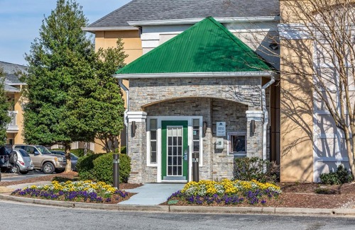 Norcross Hotel | Comfortable HomeTowne Studios in Peachtree Corners, Atlanta