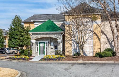 Norcross Hotel | Comfortable HomeTowne Studios in Peachtree Corners, Atlanta