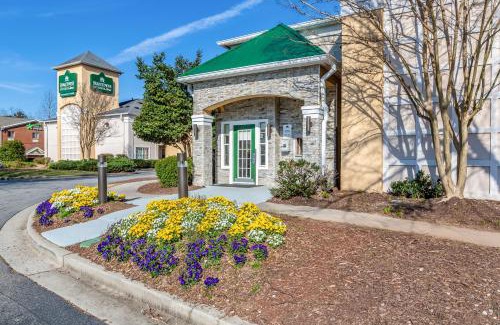 Norcross Hotel | Comfortable HomeTowne Studios in Peachtree Corners, Atlanta