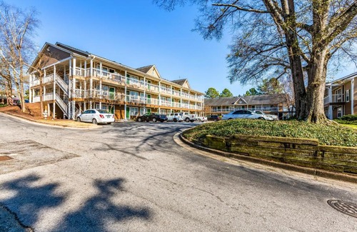 Norcross Hotel | Budget-Friendly HomeTowne Studios in Norcross with Hot Tub