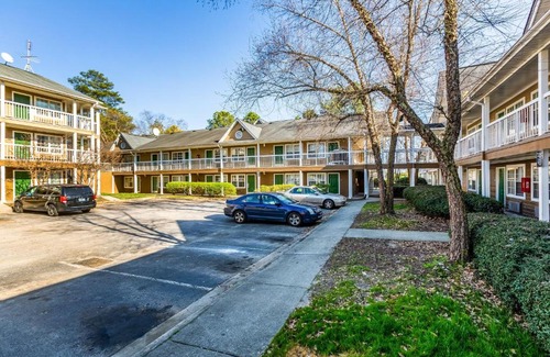 Norcross Hotel | Budget-Friendly HomeTowne Studios in Norcross with Hot Tub