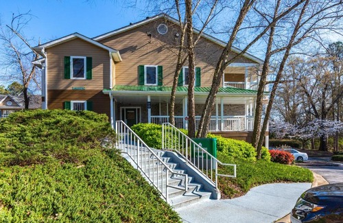 Norcross Hotel | Budget-Friendly HomeTowne Studios in Norcross with Hot Tub