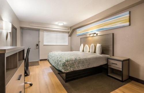 Lawrenceville Hotel | Convenient HomeTowne Studios by Red Roof in Princeton