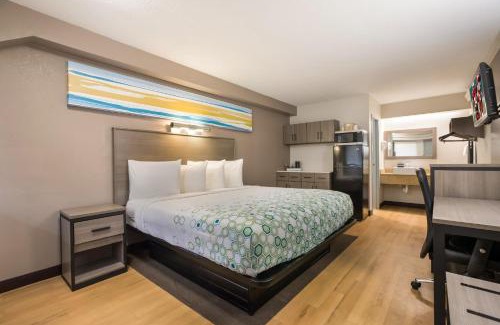 Lawrenceville Hotel | Convenient HomeTowne Studios by Red Roof in Princeton